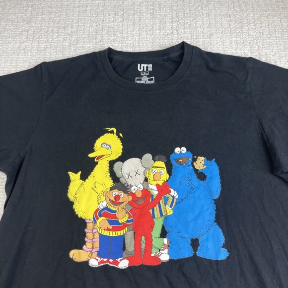 Kaws x Uniqlo Sesame Street Men’s T-shirt Black Elmo Bert Ernie Size L Read* - Picture 2 of 16